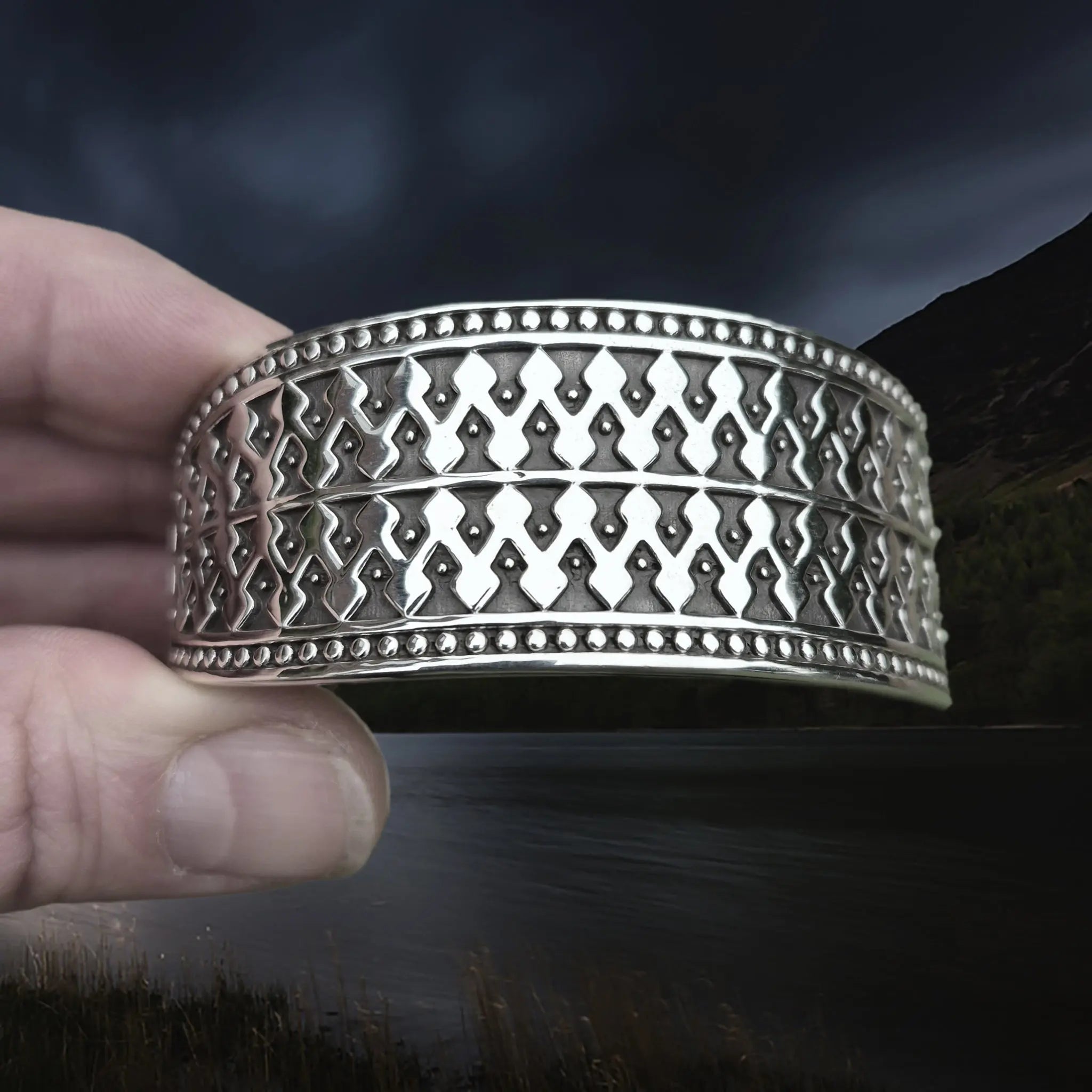 Silver Viking Bracelet / Arm Ring Replica From Anglesey with 1 Dot Design in Fingers - Front View