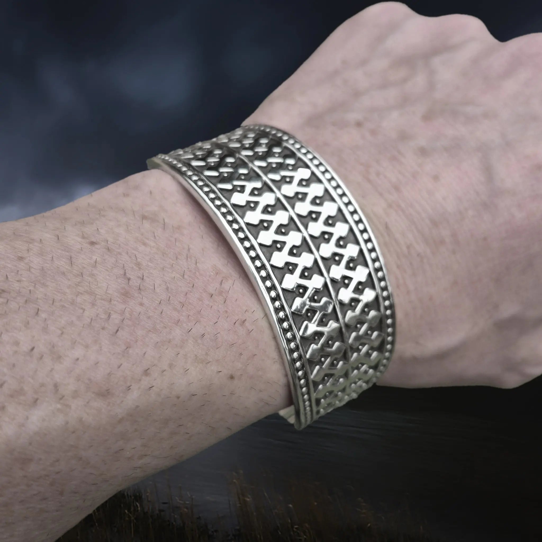 Silver Viking Bracelet / Arm Ring Replica From Anglesey with 1 Dot Design on Wrist